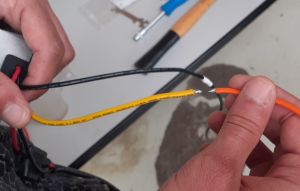 zoom sur le câble convertisseur 36-12V désoudé après enlèvement de la gaine thermo