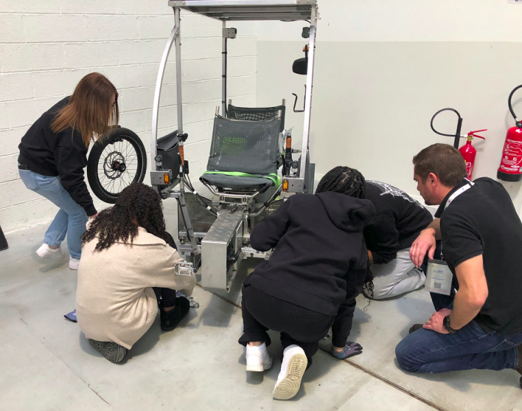 Fichier:Atelier concours changement de roue sur le vhéliotech 34 au grand défi écologique Ademe 2024.png